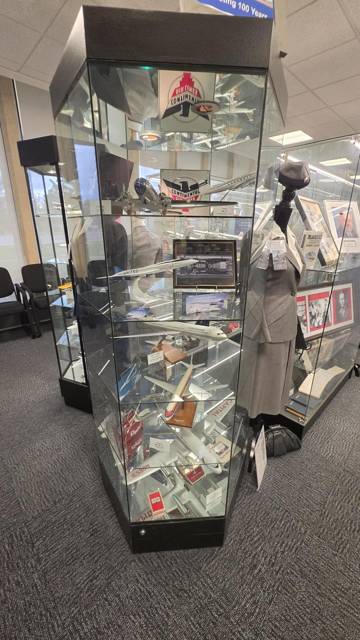 Hexagonal case of models, with a uniform on display